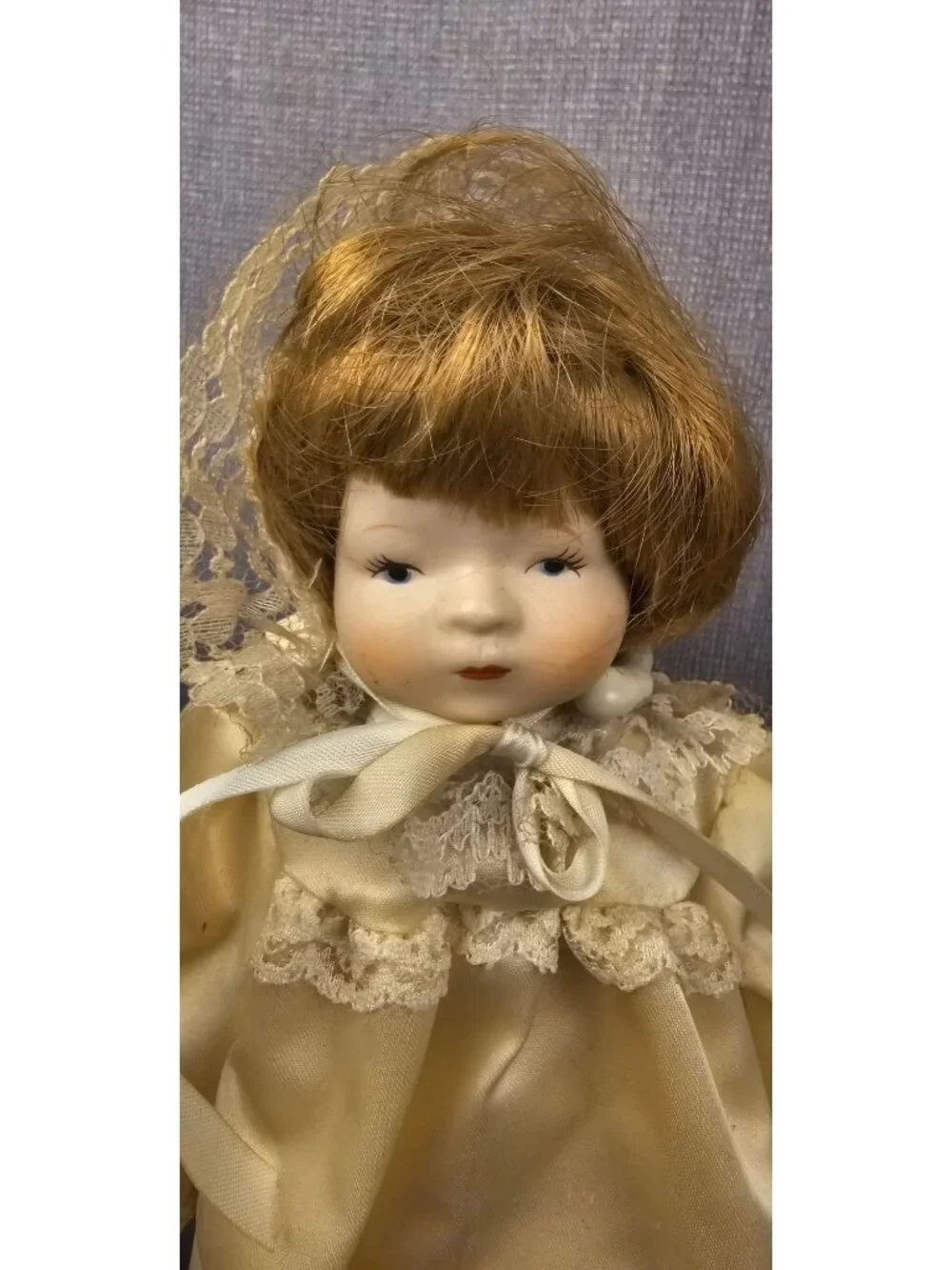 Avon Porcelain Doll In Lace Dress With Bonnet Vintage Collectible 12 Inches Blon
